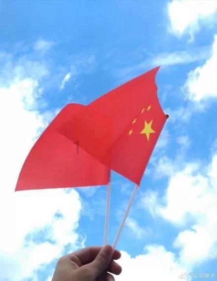 秦海璐穿吊带红裙婀娜多姿 配金色耳坠贵气十足